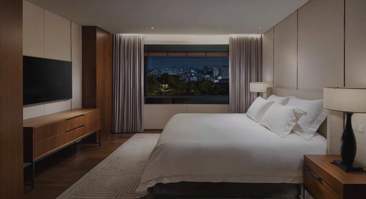 호텔 객실 내부, 깔끔하게 정돈된 침대와 창밖으로 보이는 시티 뷰. [ⓒ네이버 플레이스 &lsquo;서울신라호텔&lsquo;]