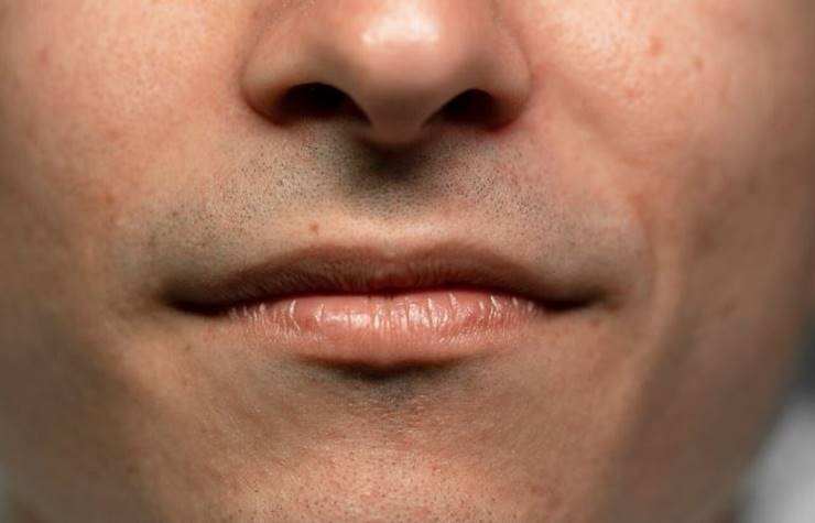 미소를 짓고있는 남자