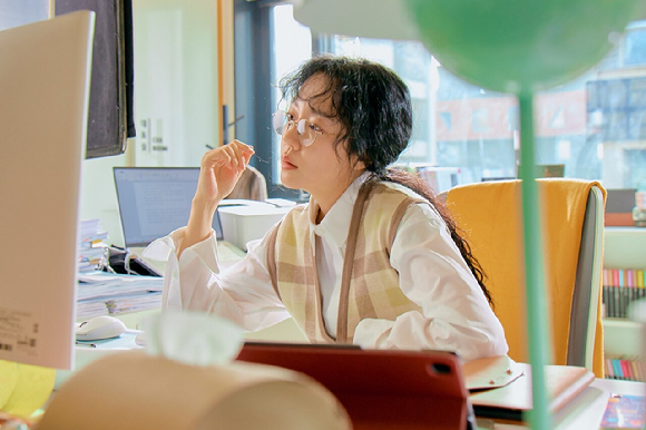배우 임수정이 영화 '싱글 인 서울'(감독 박범수)에서 현진 역을 맡아 연기하고 있다. [사진=롯데엔터테인먼트]