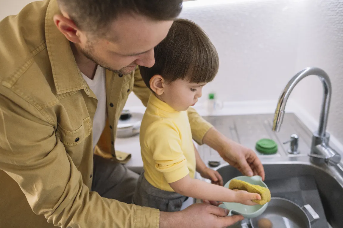 <a href="https://kr.freepik.com/free-photo/sideways-father-and-son-washing-the-dishes_7500257.htm#fromView=search&page=1&position=23&uuid=59182d84-feb4-467b-91ba-d3b45b6fc160">출처 freepik</a>