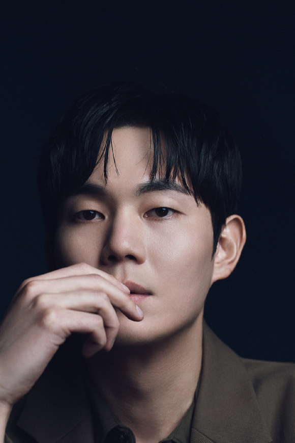 배우 류경수가 넷플릭스 시리즈 &#39;선산&#39; 인터뷰에 앞서 포즈를 취하고 있다. [사진=넷플릭스]