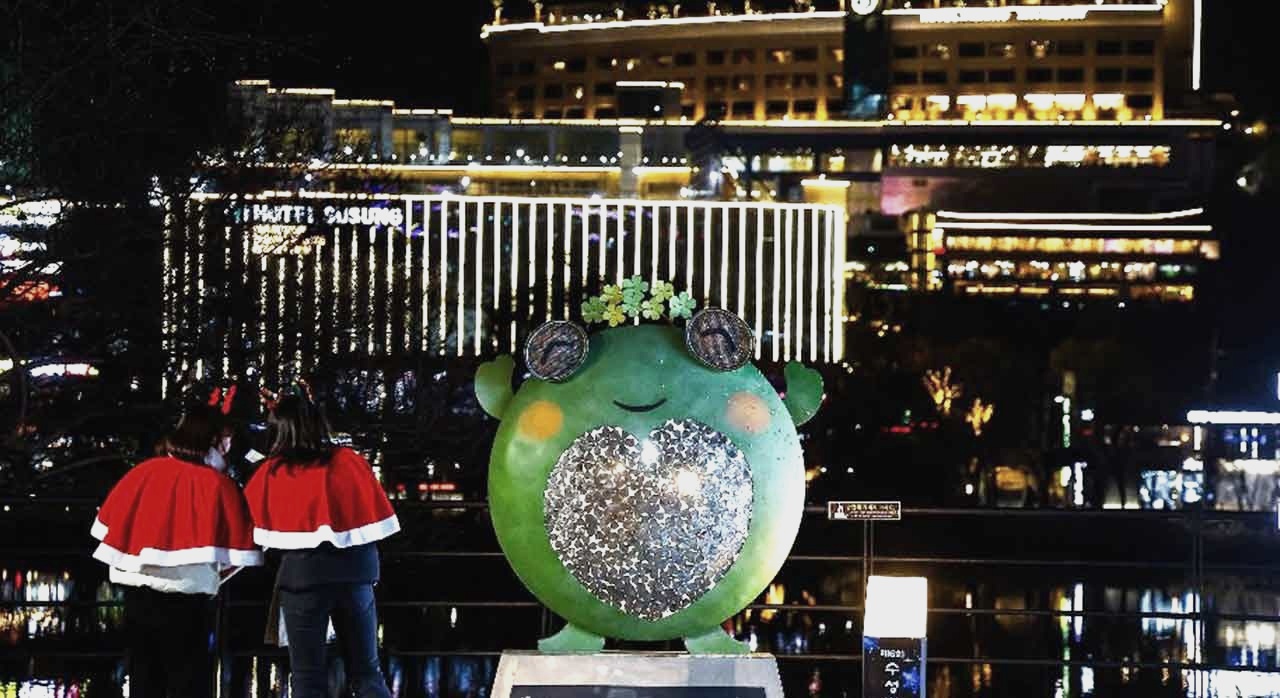 빛 터널을 걷는 시민들. 조명이 반짝이는 수변 산책로의 모습. [ⓒ대한민국 구석구석]