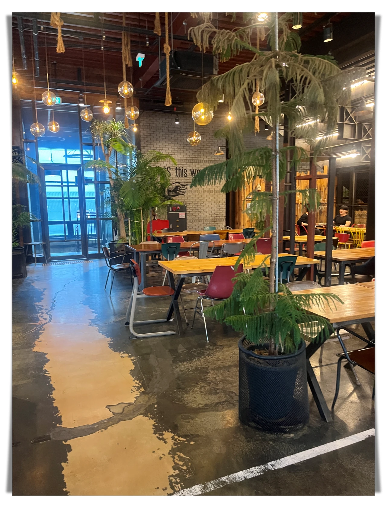 더티트렁크-내부-인테리어-목재-테이블