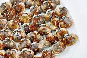 양념장을_올린_꼬막