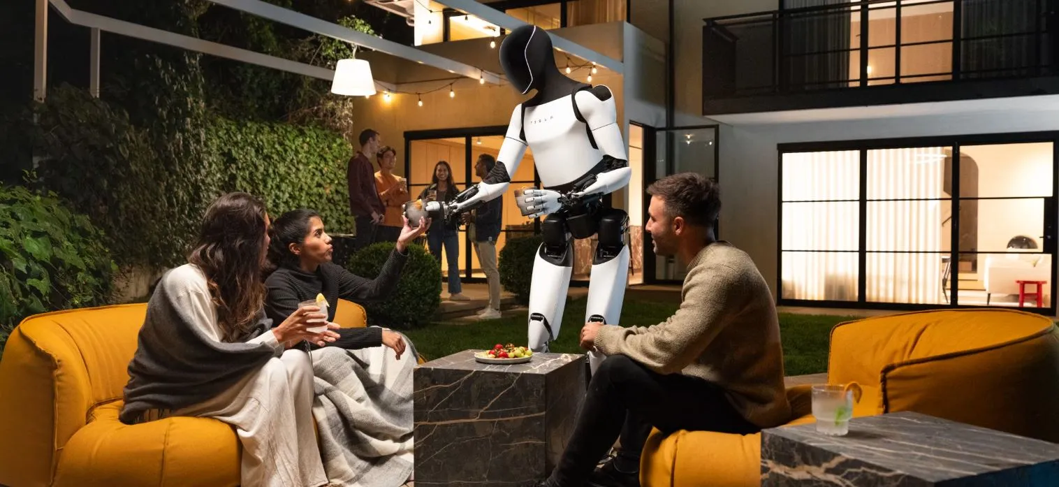 테슬라 옵티머스 로봇이 야외 파티에서 사람에게 음료를 건네는 모습