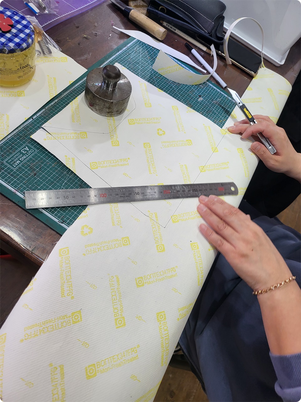 열심히 자르고 있는중