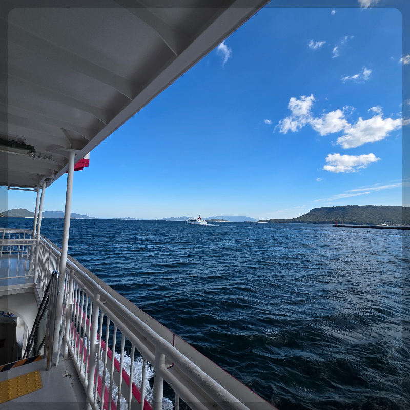 페리 내부 / Inside the ferry