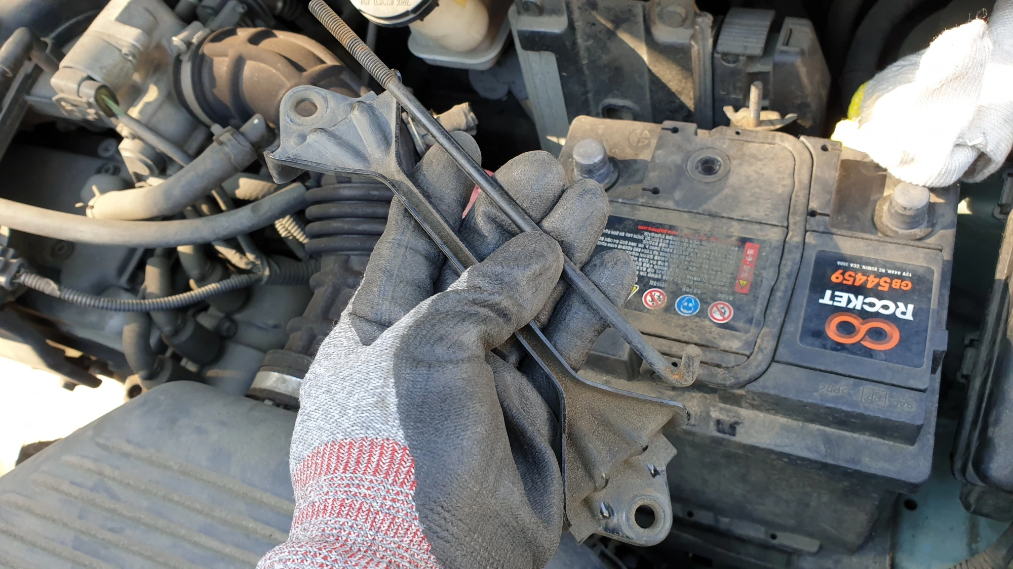 배터리 고정 장치 뗀 모습