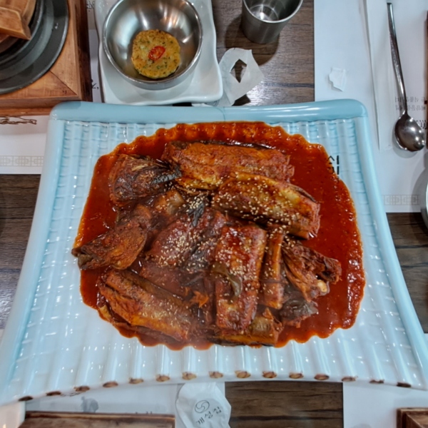 명태조림이 접시에 담겨 있습니다.