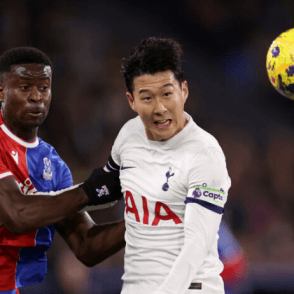 공을 헤딩하고 있는 손흥민