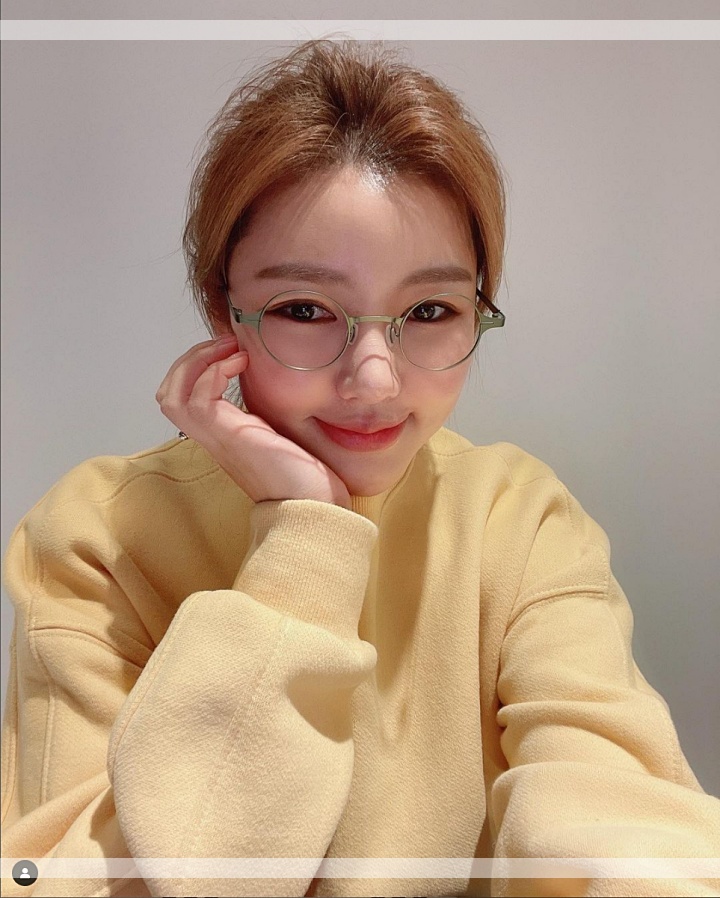 송가인-연노랑-니트-안경-쓴-모습