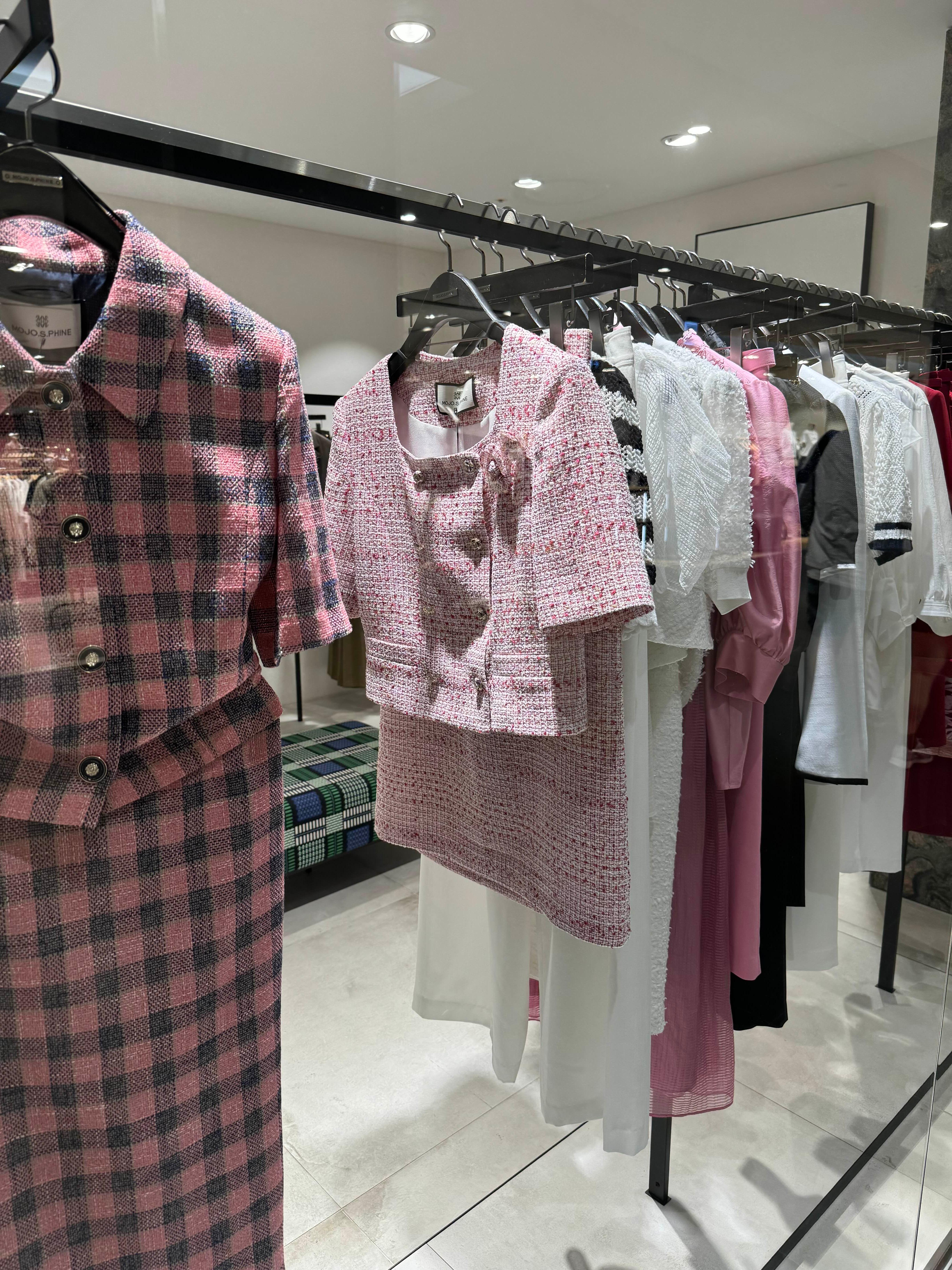 옷걸이에 옷들이 걸려있는 사진