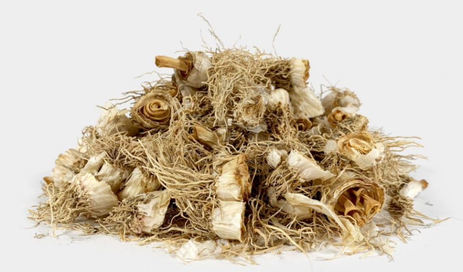 야생에서 채취를 한 파뿌리 즉 총백을 깨끗하게 세척한 후에 잘라서 하얀 바닥 위에 수북하게 놓아두고 찍은 사진