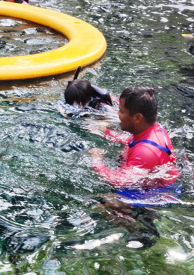 쿠앙이 손을 잡고 이동해주는 선생님