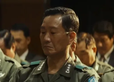 군복을 입고 서 있는 영화 서울의 봄에서 현치성을 연기하는 전진기