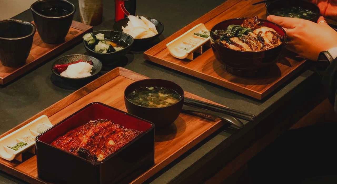 숯불에 구워 불향이 가득한 동경밥상의 트레이. [ⓒ네이버플레이스 동경밥상]