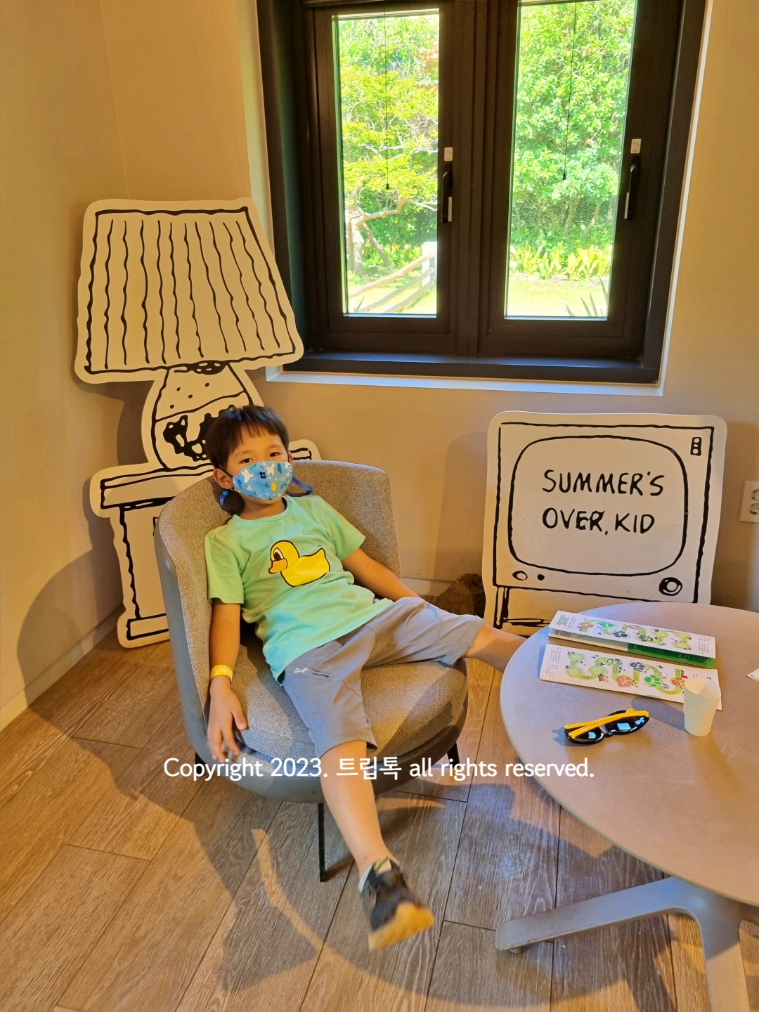 테이블에 앉아서 쉬는 아이