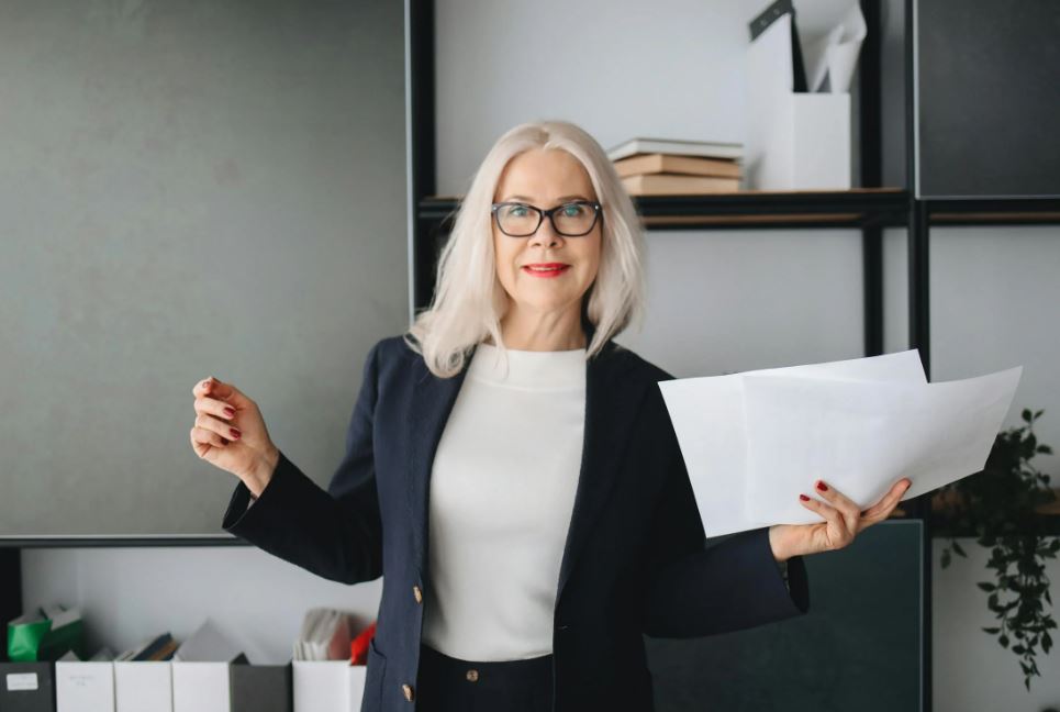 중년여성이 일자리를 알아본다.