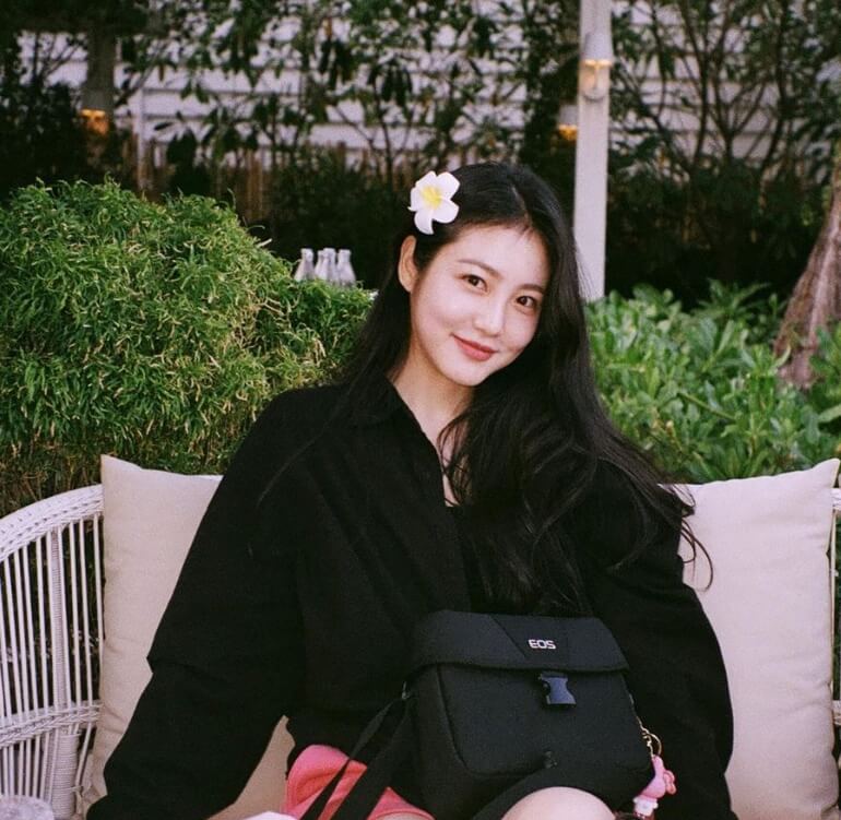 의자에앉아있는-긴머리여성의모습