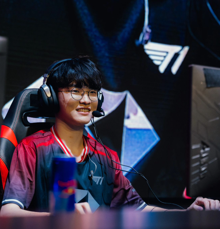 Faker (T1): 'God' 이라 불리는 전설적인 미드 라이너.
