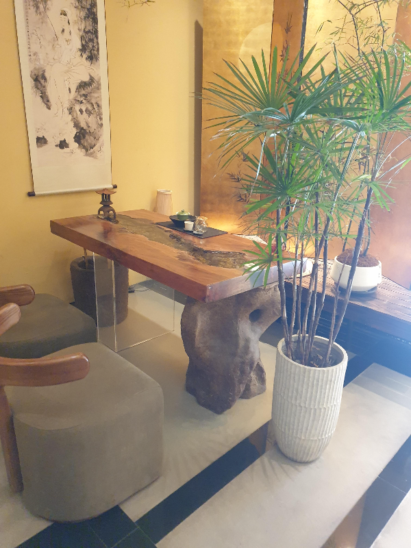 일반 좌석으로 원목 느낌을 살린 테이블과 캔버스 소재 의자