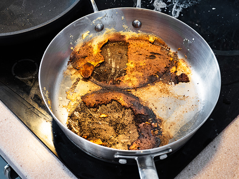 바닥이-탄-프라이팬