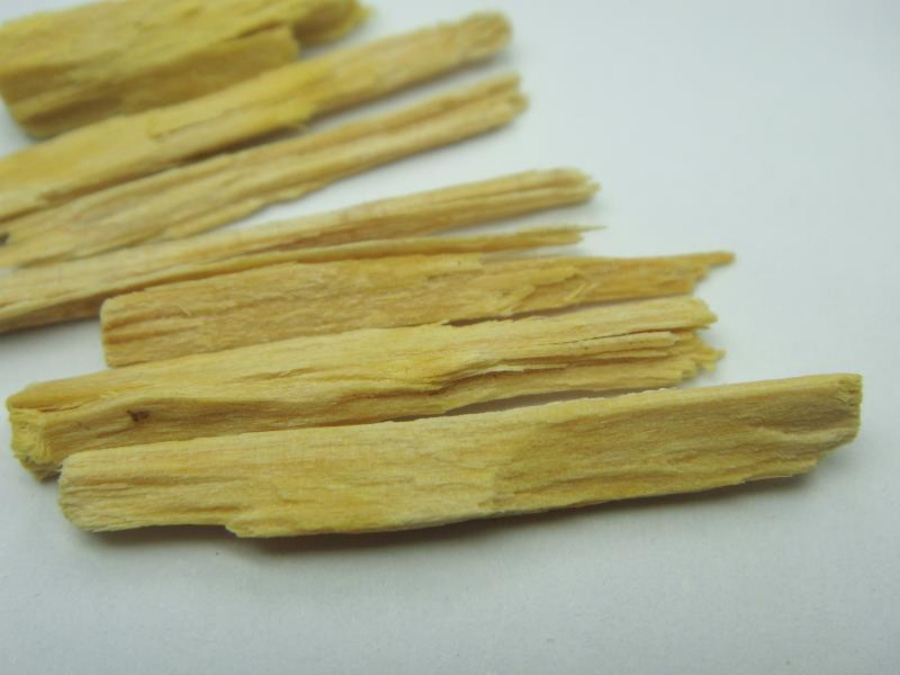 야생에서 채취를 한 백단향을 깨끗하게 세척한 후에 세로로 잘라 놓은 것을 하얀 바닥 위에 여러 개를 놓아두고 찍은 사진