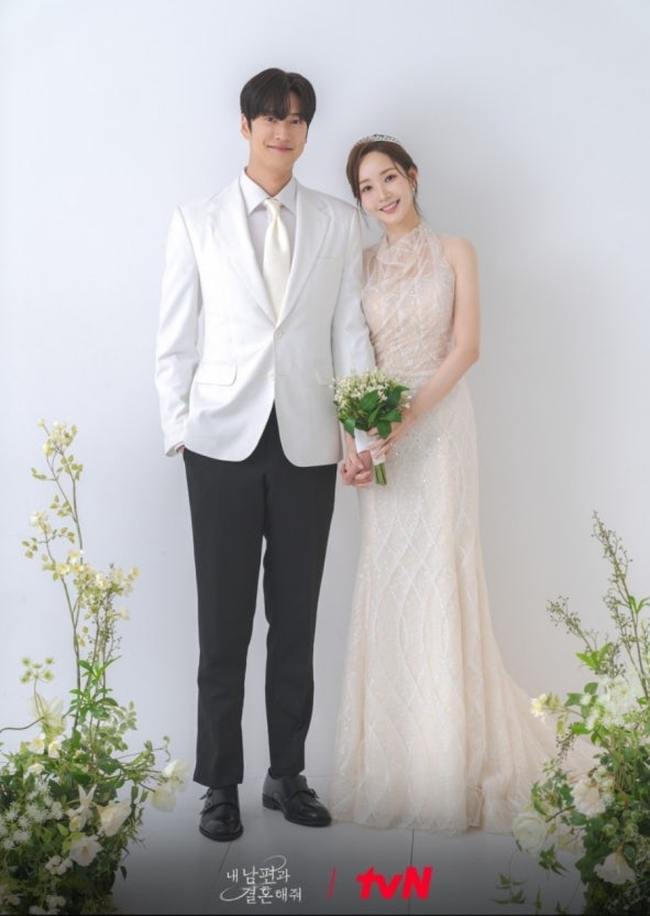 웨딩복을입고 있는 두배우사진