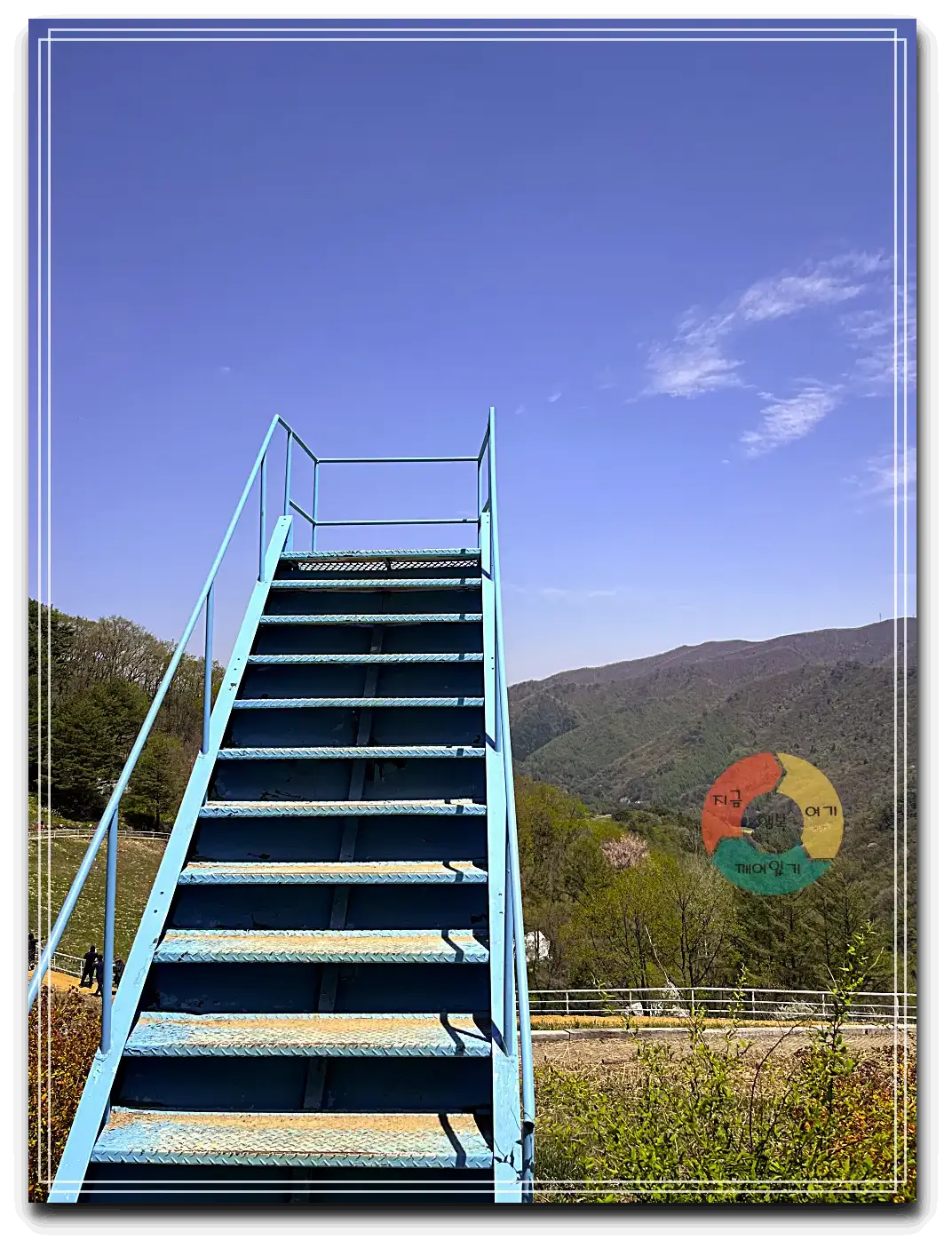 애니포레_천국의계단-하늘색-철제-계단