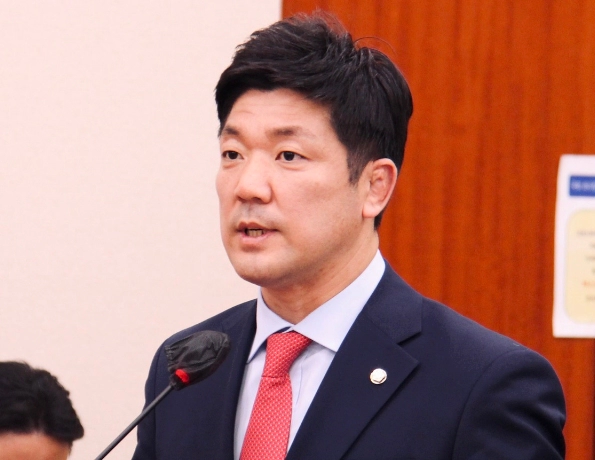 이용 국회의원 프로필 나이 고향 학력 재산