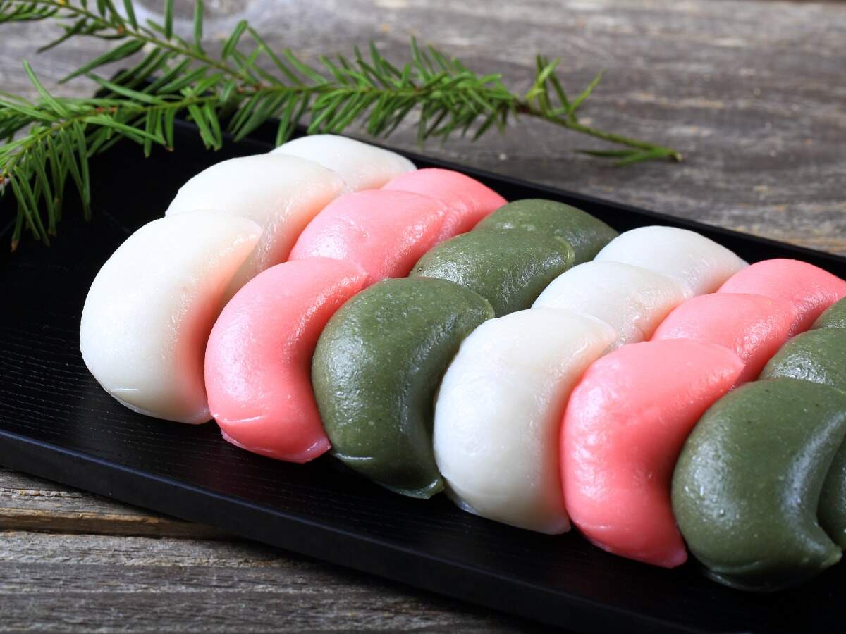 이미지 출처: AI 생성 이미지(콘텐츠 이해를 돕기 위한 시각 자료, 실제 인물을 특정하지 않은 AI 생성 이미지)다양한 색상의 전통 떡 모습. 쌀을 주원료로 만들어지는 떡은 한국의 대표적인 전통 음식으로, 떡제조기능사 자격증은 이러한 떡 제조 기술과 위생 관리 능력을 평가하는 국가기술자격증입니다.