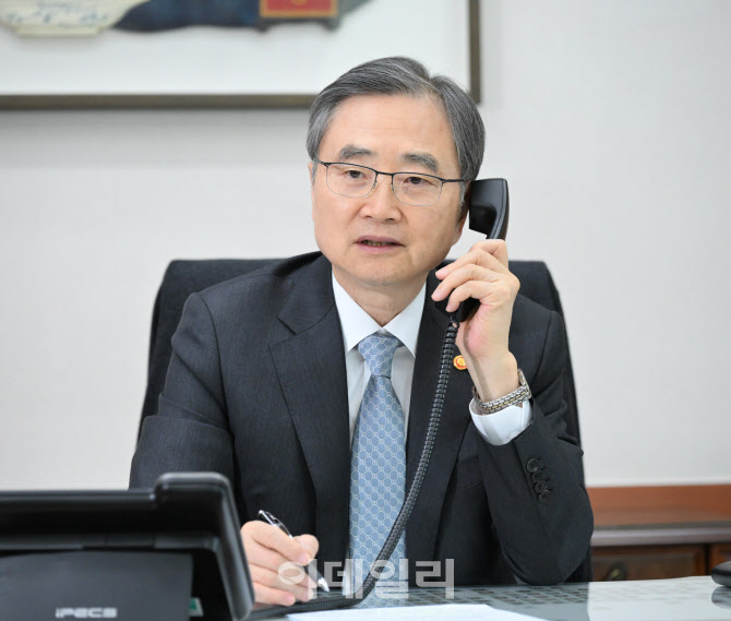 한일 외교장관 긴급 통화