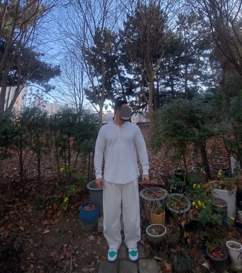 데일리룩('25. 12. 1.)유니클로 와플 헨리넥 티셔츠 화이트, 무신사스탠다드 데님 와이드 벌룬 팬츠 크림, 나이키 덩크 하이 레트로 DV0829-300(스타디움 그린/화이트)