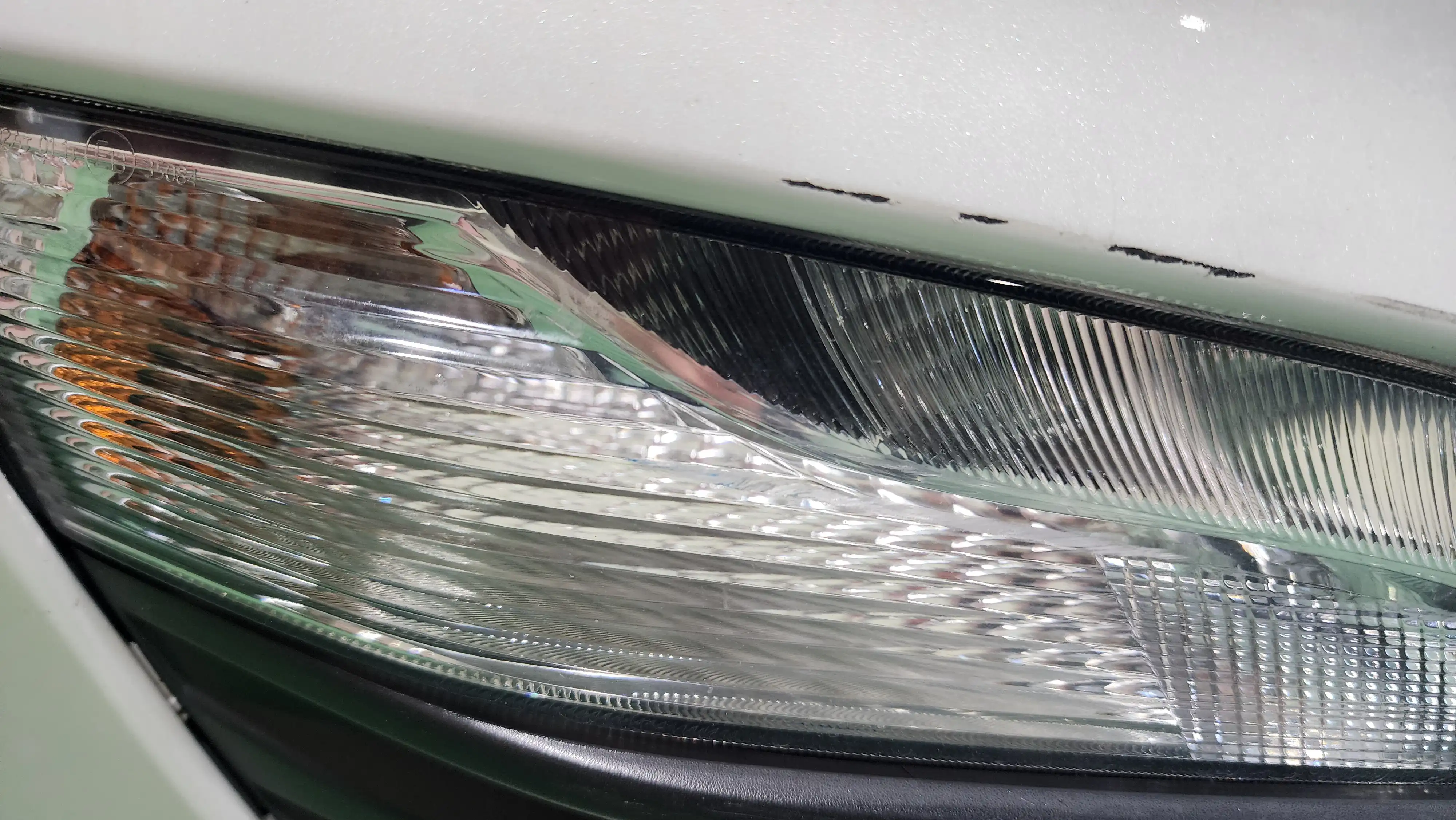 램프 위 범퍼 긁힌 모습