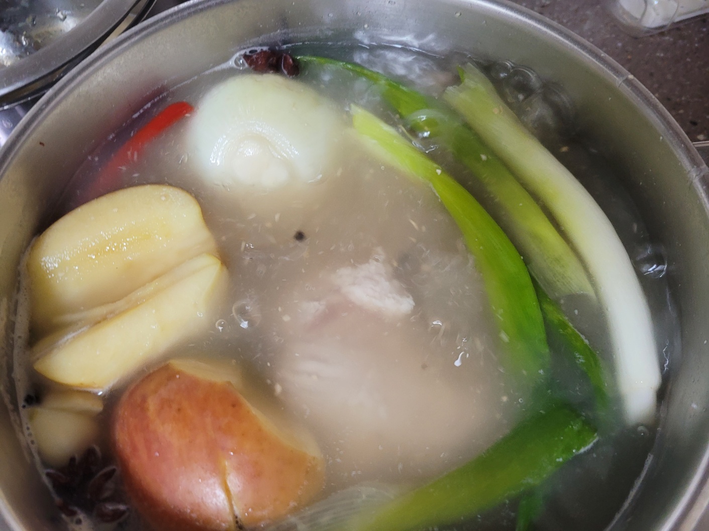 수육 육수 재료를 넣고 고기를 넣고 물에 끓이는 모습