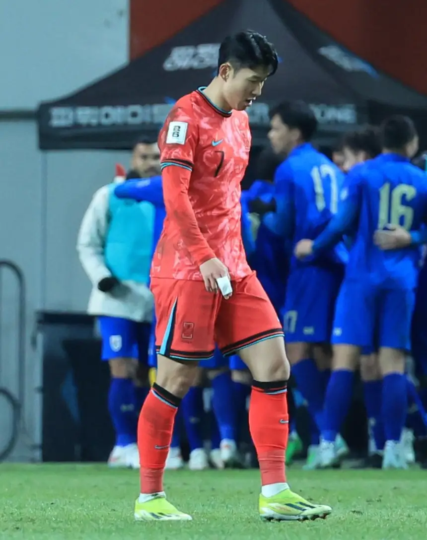 태국전-
붉을 유니폼을 입은 손흥민이 축구장에서 땅을 보고 걷는모습