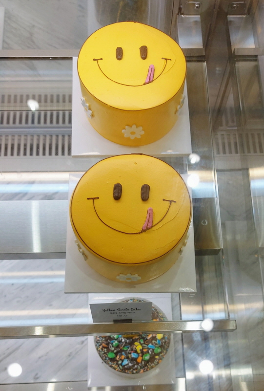 노란색의 먹음직스러운 케이크