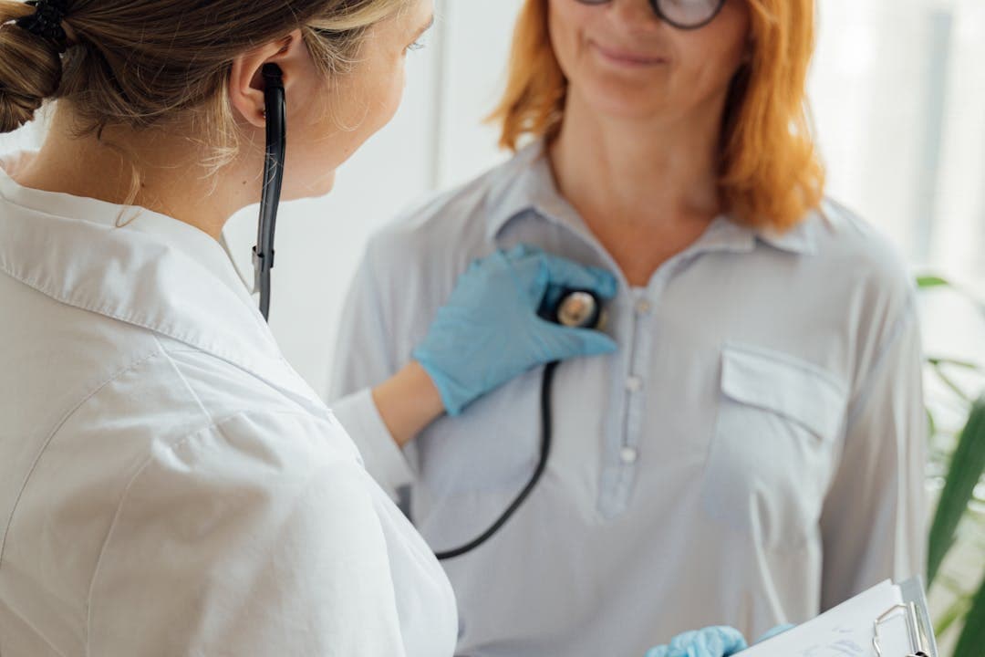 청진기로 진찰을 받고있는 한 여성의 모습과 여의사의 모습