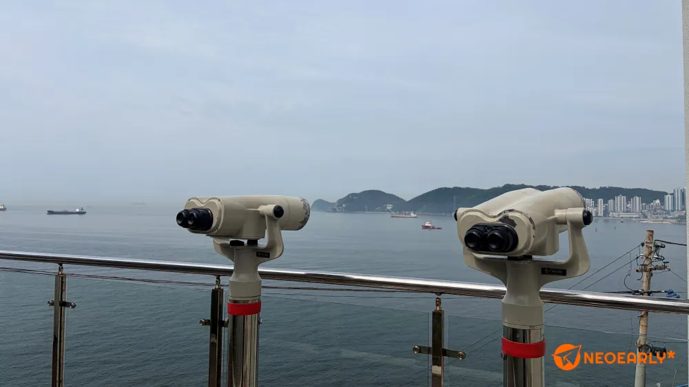 멀리 묘박지를 비롯해 부산 바다를 조망할 수 있는 흰여울 문화마을