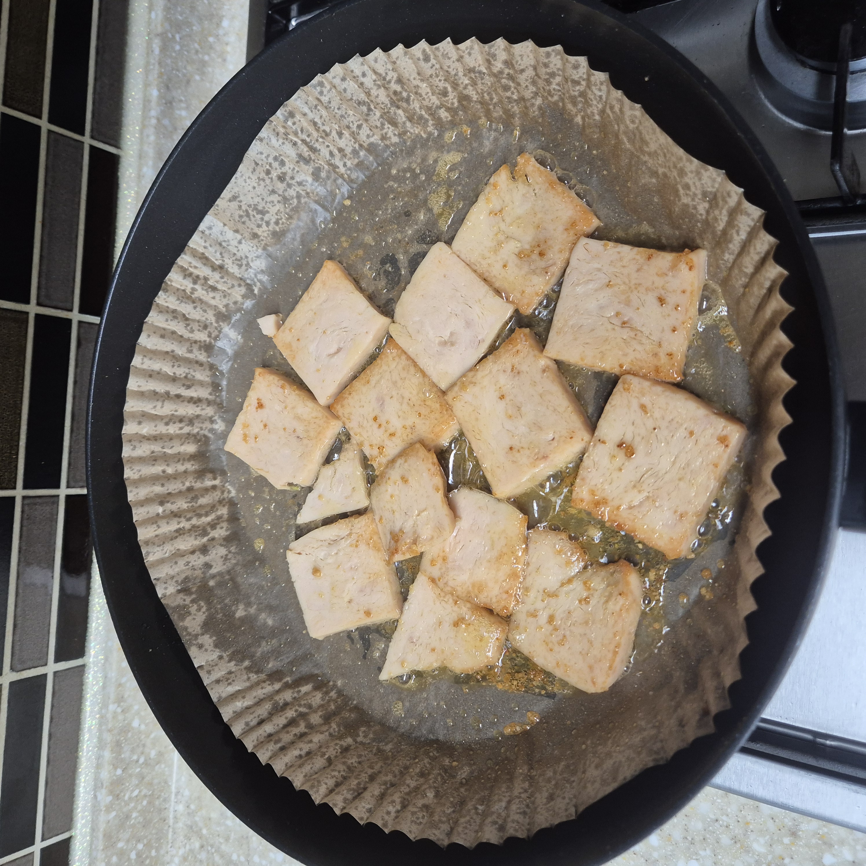 올리브유에 챔을 굽는다.