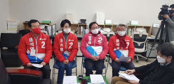 뭐? 사전투표함을 여당 의원이 날라?...민주당 청주시의원 사전투표 참관인 논란...