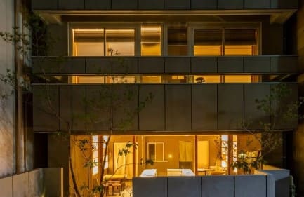 콘크리트로 인테리어를 하여 조금은 차가워 보이는 건물의 입구