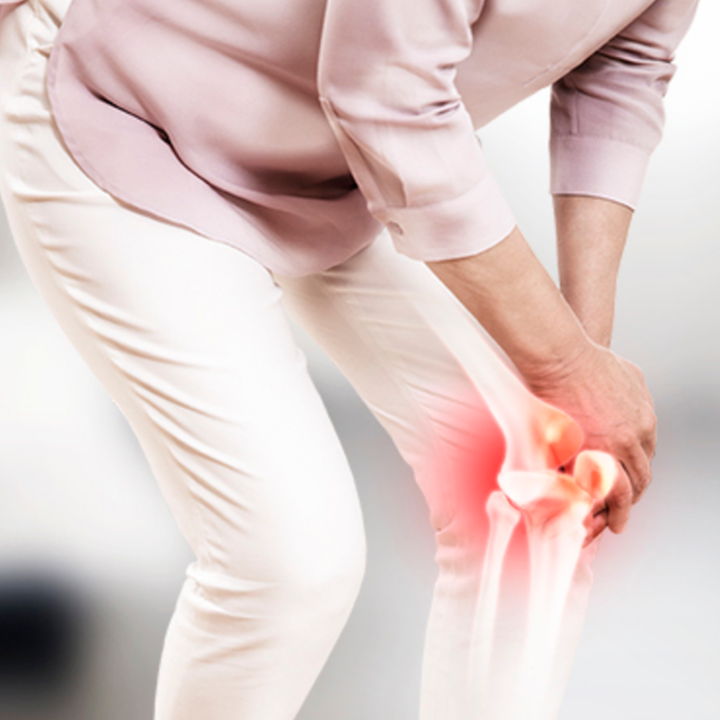 무릎-관절-통증으로-뼈-영양제를-복용하는-모습