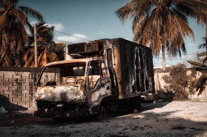 교통사고로 불이 붙어 완전이 타버린 차량