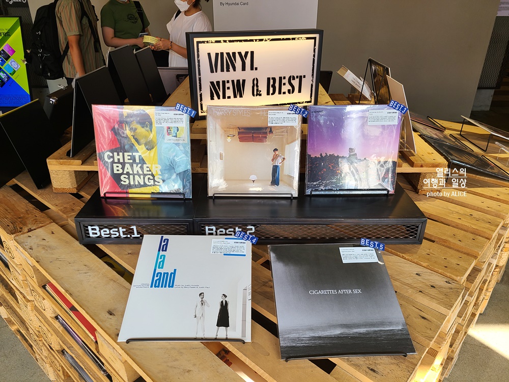 턴테이블 뉴트로 감성 가득한 바이닐앤플라스틱, LP 무료 감상하기, 이태원 가볼만한곳