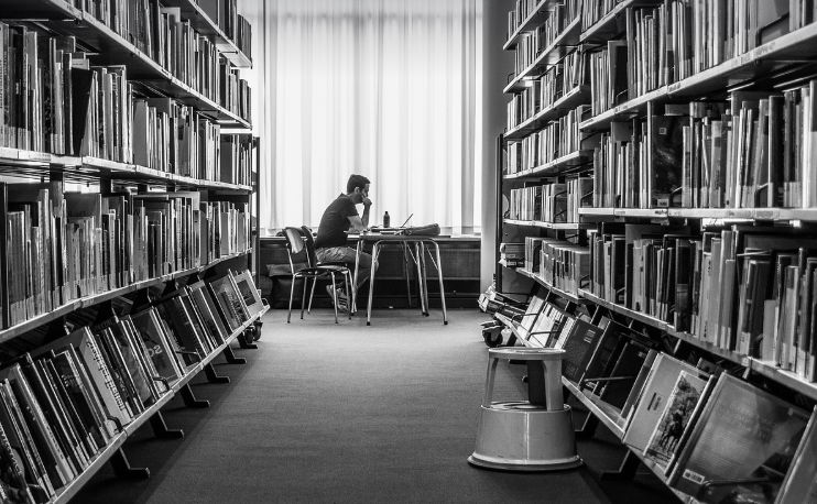 도서관에서 공부하는 학생