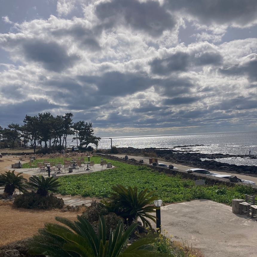 제주-카페-루시아-야외테이블-제주도-서귀포-여행지-추천