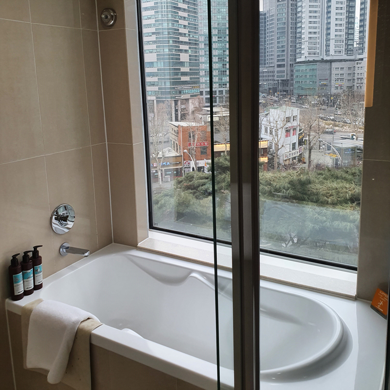 바깥이-보이는-창문이-있는-욕조