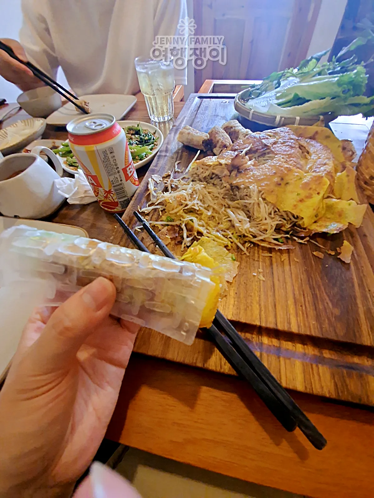 반쎄오-쌈을싸서-한입-먹어보려는-중-맥주와도-환상적인-궁합