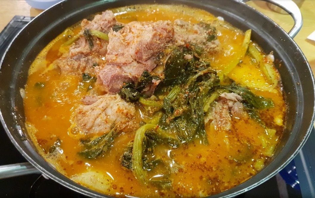 고기가 부드러워 쉽게 발라지고, 국물은 진하면서도 깔끔